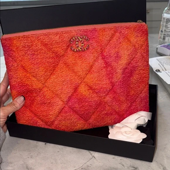 Authentic NEW CHANEL 19 Large Quilted Tweed O-Case in Coral/Pink - Picture 2 of 8